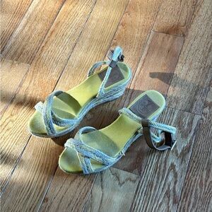 Tory Burch Wedge Sandals Womens 7
Camelia Yellow Tan Espadrille Buckle
Strap